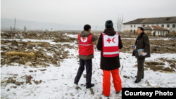 국제적십사자(IFRC) 직원들이 지난달 3일부터 10일 간 수해 지역을 방문해 피해 상황을 둘러보고 있다. 사진 출처 = IFRC.