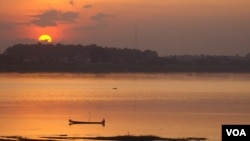 ទិដ្ឋភាពទន្លេមេគង្គនៅប្រទេសឡាវ (រូបថត​ដោយ R. Corben for VOA)