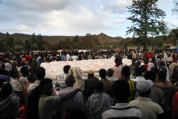 Para pengungsi yang melarikan diri dari kekerasan, antre untuk menerima bantuan makanan di Tigray, Ethiopia.