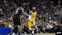 LeBron James des Los Angeles Lakers face à Wilson Chandler of the Brooklyn Nets, USA, le 10 octobre 2019.