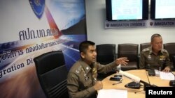 Kepala imigrasi Thailand, Mayor Jendral Surachate Hakparn berbicara kepada media di Bandara Suvarnabhumi dimana Rahaf Mohammed al-Qunun, seorang wanita Saudi berusia 18 tahun mengurung diri di sebuah kamar hotel di Bangkok, Thailand, 7 Januari 2019 (foto: Reuters/Athit Perawongme