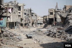 FILE - About 900,000 people have been displaced by the battle for Mosul, Iraq and many neighborhoods like Mosul's Old City have been completely destroyed by the war, July 9, 2017. (H.Murdock/VOA)