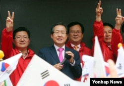 자유한국당 홍준표 대선후보가 제19대 대통령 선거를 하루 앞둔 8일 오후 대전에서 지지를 호소하고 있다.
