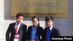 Cambodian Students from Ratanakkiri attended the 2015 SEAYLP in front of Voice of America