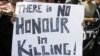 
د بشري حقونو د څار نړیوال سازمان هیومن رایټس واچ وایي پاکستان کې د يوې اندازې له مخې هر کال د غیرت په نوم نزدې ۱۰۰۰ښځې وژل کیږي او د ښځو او نجونو پرضد د تشدد پېښې ټول پاکستان کې یوه سنګینه مسله ده