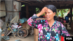 ​អ្នកស្រី​ ​គ្រិច​ ​ធន​ ​ពលរដ្ឋ​ភូមិ​ត្រាច​ ​ខេត្ត​កំពង់ស្ពឺ​ ​ប្រទេស​កម្ពុជា​។​ ​កូនប្រុស​ស្រី​ទាំង៤នាក់​ ​របស់​អ្នកស្រី​ ​សុទ្ធតែ​ជា​កម្មករ​កម្មការនី​ ​រោងចក្រ​កាត់ដេរ​ ​ខណៈ​អ្នកស្រី​ផ្ទាល់​ ​ជា​អ្នកលក់​អាហារ​ ​នៅមុខ​រោងចក្រ​ក្បែរ​ភូមិ​។​ ​(​អូន​ ​ឆេង​ប៉រ​/​VOA​)​ ​