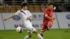 지난 2013년 10월 중국 톈진에서 열린 동아시아 6개국 축구대회 북한과 한국의 경기에서 북한 리혁철(오른쪽)이 한국 최영광의 수비를 뚫고 슛을 하고 있다. (자료사진)