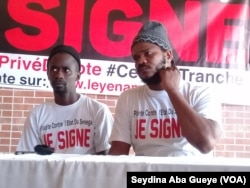 Les rappeurs sénégalais ''Fou Malade'' et ''Thiat'' membres fondateurs de "Y en a marre" à Dakar, le jeudi 17 août 2017. (VOA/Seydina Aba Gueye)