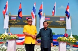 រូបឯកសារ៖ លោកនាយករដ្ឋមន្ត្រីថៃ Prayuth Chan-ocha ចាប់ដៃជាមួយលោកនាយករដ្ឋមន្ត្រី ហ៊ុន សែន នៅក្នុងពិធីសម្ពោធច្រកព្រំដែនមួយនៅខេត្ត Aranyaprathet ប្រទេសថៃ កាលពីថ្ងៃទី២២ ខែមេសា ឆ្នាំ២០១៩។