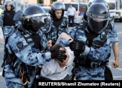 Policija hapsi učesnika protesnog skupa u Moskvi, Rusija