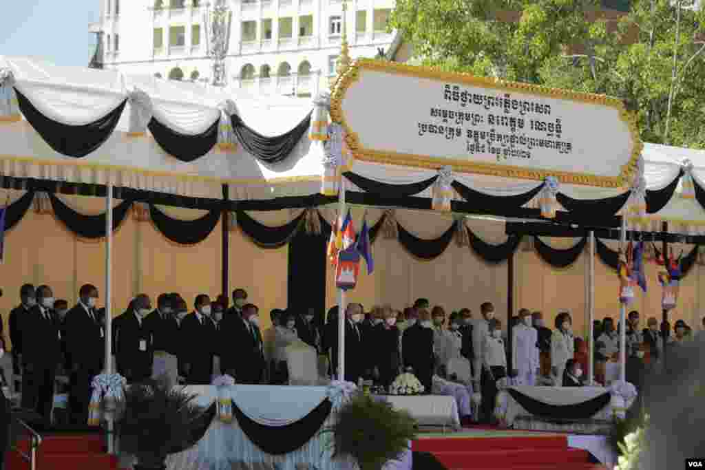 ពិធីបូជាព្រះសពរបស់សម្តេចក្រុមព្រះ នរោត្តម រណឫទ្ធិ នៅវាលព្រះមេរុ មុខវត្តបុទមវតី រាជធានីភ្នំពេញ ថ្ងៃទី៨ ខែធ្នូ ឆ្នាំ២០២១។ (ហ៊ាន សុជាតា/វីអូអេ)
