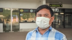 លោក ឈិន​ អេង​ ជា​អ្នក​រត់​តាក់ស៊ី​ នៅ​ក្រុងព្រះ​សីហនុ​។ លោកបាន​ប្រាប់វីអូអេថា៖ ​ «កាល​ពី​ចិន​មក​ដឹក​ចិនម្ង៉ៃៗគ្មាន​ឈប់ដែរ​ហ្នឹងណា​។ សម្បួរ​ដែរ​តាក់ស៊ី។ និយាយរួម​រត់​ម្ង៉ៃ​ៗបាន​ចំណូល​ជិត ១០០ ដុល្លារ​ដែរ», នៅក្រុង​ព្រះ​សីហនុ, នៅ​ថ្ងៃទី​១៦ ខែ​ឧសភា​ ឆ្នាំ​២០២០។