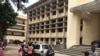 Quelques étudiants devant un bâtiment de l’université Marien Ngouabi à Brazzaville, Congo, 19 janvier 2017. (VOA/Ngouela Ngoussou)