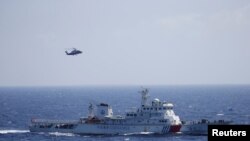 Kapal dan helikopter milik China terlihat berada di dekat Qilian Yu, salah satu pulau di kepulauan Paracel yang di China dikenal sebagai Pulau Xisha di Laut China Selatan, dalam latihan SAR, 14 Juli 2016.