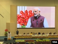 នាយករដ្ឋមន្រ្តី​ឥណ្ឌា លោក Shri Narendra Modi ថ្លែងក្នុង​ពិធី​បើក​វេទិកា​ដៃគូ​អន្តរជាតិ​ស្តីអំពីសុខភាពស្រ្តី ទារក និងកុមារ ដែល​មាន​អ្នកចូលរួម​ចំនួន​ជាង​១,៥០០នាក់ មកពី​៨៥​ប្រទេស នៅ​ទីក្រុង​ញូវដេលី ប្រទេស​ឥណ្ឌា ពី​ថ្ងៃ​ទី​១២-១៣ ខែ​ធ្នូ ឆ្នាំ​២០១៨។ (កាន់ វិច្ឆិកា/VOA)