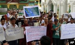 Biksu Buddha dan warga etnis Rakhine menggelar doa untuk seorang gadis yang terbunuh dan para korban kerusuhan di Pagoda Shwedago, Yangon (Rangun), Burma (10/6).