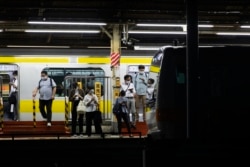 Para pengunjung stasiun kereta api di Tokyo, Jepang, mengenakan masker di tengah pandemi COVID-19, 9 September 2021. (AP Photo/Hiro Komae)