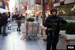 Security is tight at Trump Tower, with its revolving door of politicians and business leaders in New York, Dec. 12, 2016. (R. Taylor/VOA)