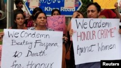 Para aktivis HAM melakukan protes pembunuhan di Lahore dalam aksi di Islamabad (29/5).