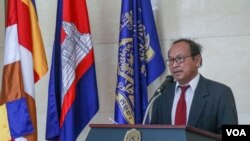 លោក ផៃ ស៊ីផាន អ្នក​នាំពាក្យ​រដ្ឋាភិបាល ថ្លែង​នៅក្នុង​សន្និសីទ​សារព័ត៌មាន​មួយ ដែល​រៀបចំ​ឡើង​ដើម្បី​បង្ហាញ​ជំហរ​របស់​រដ្ឋាភិបាល​អំពី​ទំនាក់ទនង​ខ្មែរ-ចិន ក្រោយ​ពី​មាន​ការ​រិះគន់​ពី​សាធារណជន​ទូទៅ ទៅលើ​ការ​ហូរ​ចូល​យ៉ាង​គំហុក​នៃ​ជនជាតិ​ចិន​នៅ​កម្ពុជា រាជធានីភ្នំពេញ ថ្ងៃទី១១ ខែមីនា ឆ្នាំ២០១៩។ (ខាន់ សុគុំមនោ/VOA)