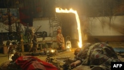 Des Européennes se reposent dans un temple, après avoir pris Iboga lors d'une initiation au rite Bwiti , à Libreville, le 01 septembre 2005.