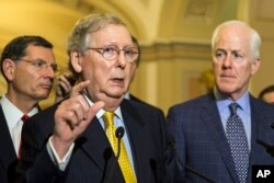 Pemimpin Mayoritas Senat AS, Mitch McConnell, 6 Mei 2015. (Foto: dok).