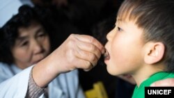지난해 12월 북한 함경북도 수해지역에 새로 마련된 임시진료소에서 어린이에게 백신과 비타민A 보충제, 구충약을 투약하고 있다. 유니세프가 공개한 '북한 수해 복구 보고서'에 실린 사진이다.