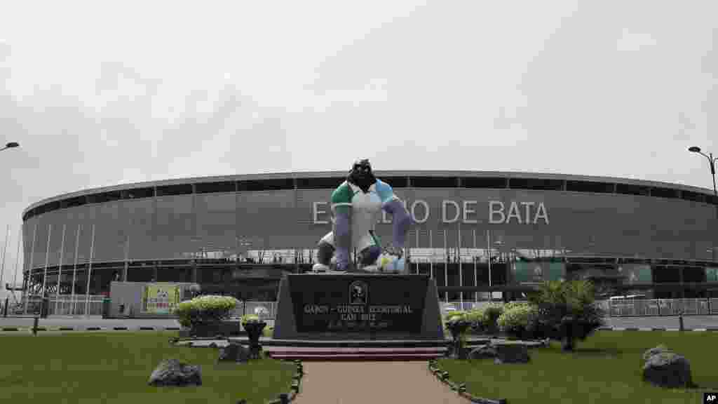 Une vue extérieure du stade de Bata à Bata, en Guinée équatoriale, le vendredi 16 janvier 2015 où aura lieu l'ouverture de la Coupe d'Afrique des Nations Groupe A match de football le samedi entre les hôtes du tournoi et Congo.