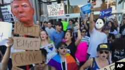Protes anti-Trump di Hollywood, Los Angeles, California, hari Minggu (13/11).