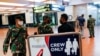 Diaspora Indonesia yang mendarat di bandara Soekarno-Hatta, Jakarta, harus melewati enam prosedur pemeriksaan terkait aturan COVID-19 (foto: ilustrasi). 