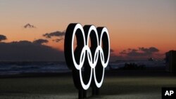 Lingkaran Olimpiade di pantai menjelang matahari terbit di Gangneung, Korea Utara, 24 Januari 2018. 