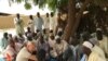 Les notables du village parlent des craintes des violences relatives à Boko Haram, à Monguro, Nigeria, 11 octobre 2017. (Twitter/Jan Egeland‏Verified account @NRC_Egeland)
