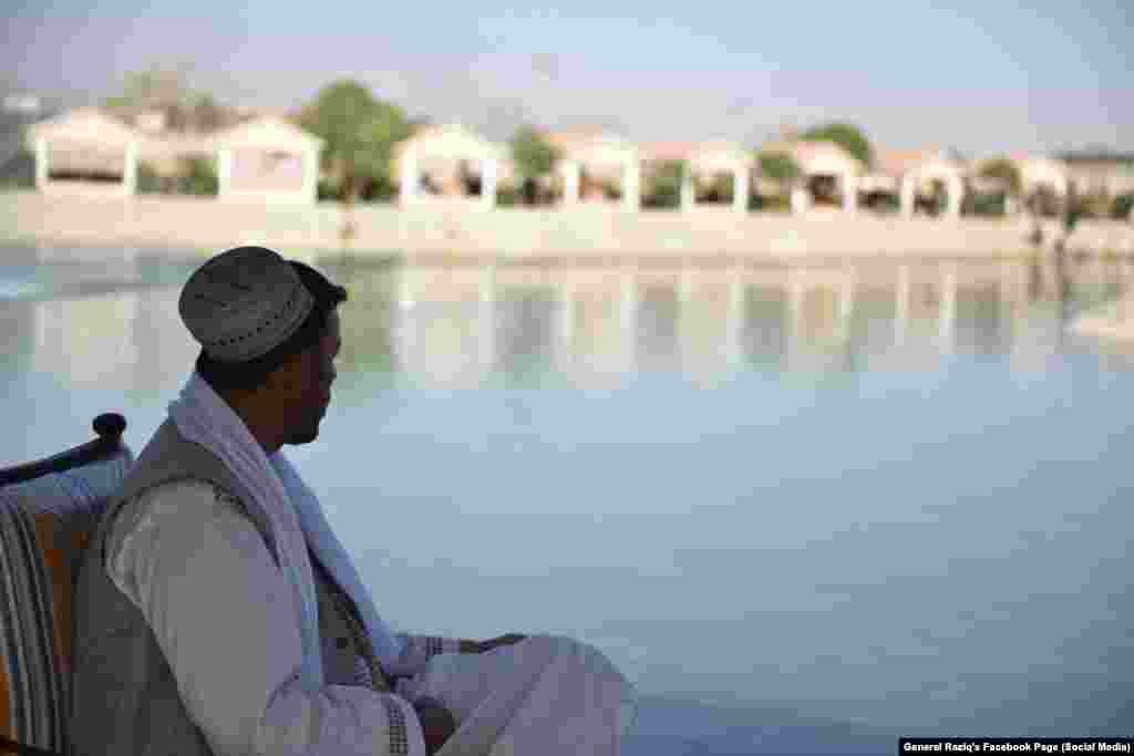 له نوموړي درې مېرمنې او ۱۳ ماشومان پاتې دي.