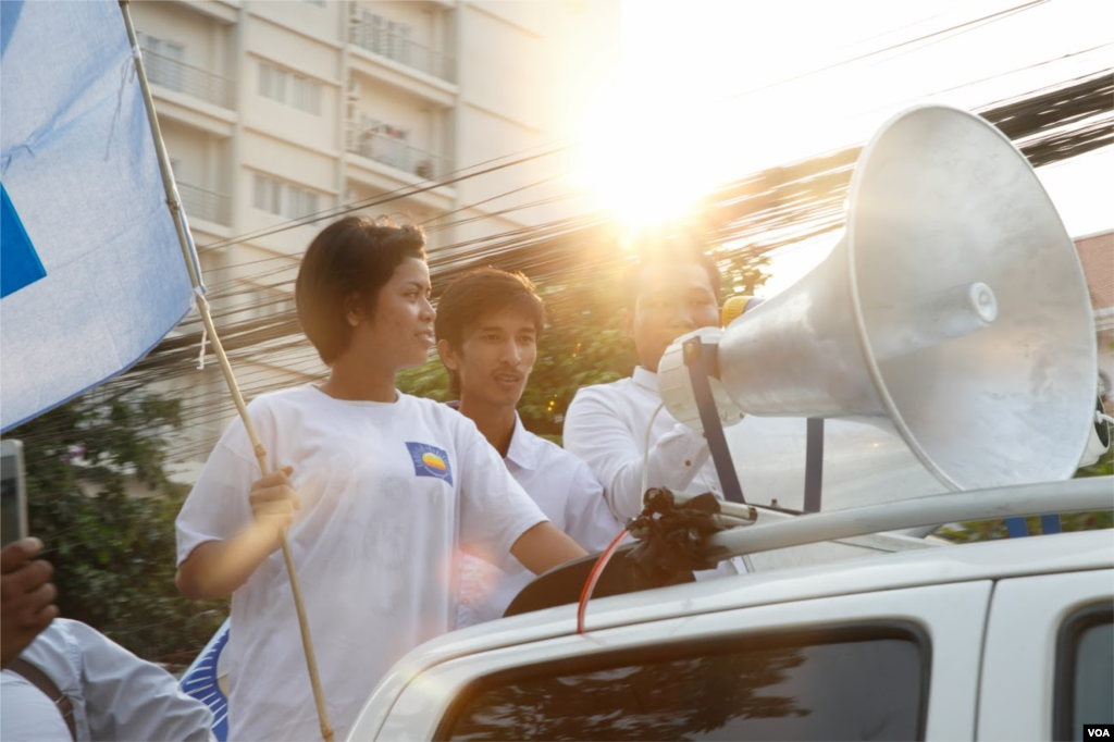 Srey Chamroeun (middle), a leader of a self-claim university students group, stands on the back of a pickup vehicle during a parade across Phnom Penh streets on Tuesday to submit a petition at CNRP's acting president, Kem Sokha's house. The petition demands Kem Sokha to explain the allegation of his sexual scandal. (Leng Len/VOA Khmer)