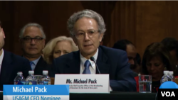 រូបឯកសារ៖ លោក Michael Pack ប្រធានទីភ្នាក់ងារផ្សព្វផ្សាយសាកលរបស់សហរដ្ឋអាមេរិកកំពុងធ្វើសក្ខីកម្មមួយ។ 