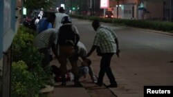 Dalam foto dari sebuah video, seorang korban luka sedang dievakuasi menyusul serangan oleh sekelompok orang bersenjata di sebuah restoran di Ouagadougou, Burkina Faso, 13 Agustus 2017.