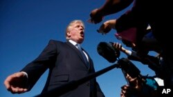 President Donald Trump berbicara kepada wartawan sebelum menaiki pesawat kepresidenan Air Force One di Bandara Morristown Municipal, di Morristown, 24 September, 2017. 