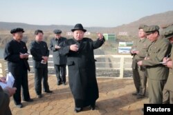 북한 김정은 국방위 제1위원장(가운데)이 최근 완공된 백두산3호발전소를 시찰했다고 북한 관영 조선중앙통신이 지난달 23일 보도했다.