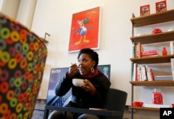 Shanelle Gabriel menyantap semangkuk sereal di Kafe NYC Kellogg di New York, 14 Desember 2017.