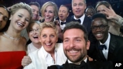 Pembawa acara Ellen DeGeneres berfoto 'selfie' bersama para aktor dan aktris.