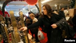 Para pengunjung melihat-lihat barang di toko Macy's di New York.
