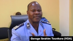 Le porte-parole de la police Bleu Charlemagne affirme que des progrès ont été faits dans la lutte contre l'insécurité à Abidjan, en Côte d'Ivoire, le 8 octobre 2017. (VOA/Georges Ibrahim Tounkara)