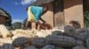Une femme ramasse des grains de maïs qu'elle a récoltés à Epworth, dans la banlieue de Harare, au Zimbabwe, le mardi 16 octobre 2012. (AP Photo/Tsvangirayi Mukwazhi)