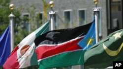 Le drapeau sud-soudanais devant le siège de l'ONU, à New York