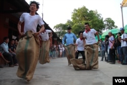 អ្នក​ចូល​រូម​លេង​ល្បែង​ប្រជាប្រិយ​ខ្មែរ​ ប្រណាំង​គ្នា​លោត​បាវ​ នៅ​ក្នុងពិធី​តាំង​ពិព័រណ៌​ «ទេព​កោសល្យ​និង​ស្នាដៃ» ក្នុង​សាលក​វិទ្យាល័យ​ភូមិន្ទ​វិចិត្រ​សិល្បៈ កាល​ពី​ថ្ងៃ​ទី​៧​ ខែ​មេសា​ ឆ្នាំ​២០១៥។ (នូវ​ ពៅ​លក្ខិណា/VOA)