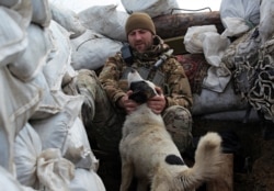 Військовик ЗСУ неподалік лінії розмежування, 21 квітня 2021, Reuters