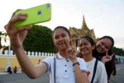 រូបឯកសារ៖ យុវតីកម្ពុជាថតរូបជុំគ្នាតាមទូរស័ព្ទទំនើបនៅក្បែរព្រះបរមរាជវាំង នៅរាជធានីភ្នំពេញ កាលពិថ្ងៃទី២៩ ខែតុលា ឆ្នាំ២០១៨។