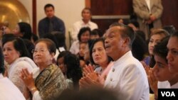 Dr. Tun Sovann, accompanied by his family, pays respect to Buddhist monks during the blessing ceremony at Vatt Buddikarama, Silver Spring, Maryland, Sunday, Sept. 23, 2018. (Ten Soksreinith/VOA Khmer)