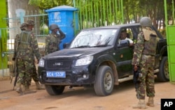 FILE - Kenya Defence Forces (KDF) guard the main gate of the Garissa University College compound that was the scene of a recent attack by al-Shabab gunmen, in Garissa, April 6, 2015.