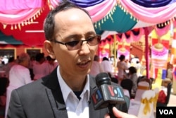 លោក ខេង គឹមស្រ៊ាន ពុទ្ធបរិស័ទប្រចាំវត្តមុនីសុតារាម ផ្តល់បទសម្ភាសន៍ដល់ VOA នៅរដ្ឋមីនីសូតា កាលពីថ្ងៃទី២៤ ខែឧសភា ឆ្នាំ២០១៩។ (សាយ មុន្នី/VOA)